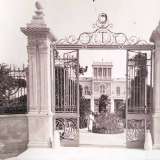 Un�antica dimora rimasta uguale a se stessa, come se i suoi cento anni di vita non fossero mai passati. � la storia di Villa Angelina, meglio nota come Villa Traversa, splendido edificio di inizio 900 situato nel cuore di Santo Spirito, il quartiere pi� a nord di Bari